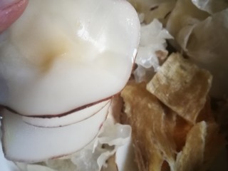 10、#一碗汤# 海底椰龙骨煲鳄鱼肉,鱼干浸泡会儿后可以把所有食材入锅了，加入海底椰。