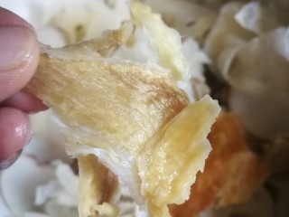 11、#一碗汤# 海底椰龙骨煲鳄鱼肉,放入鱼干。