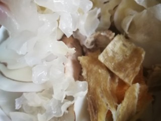 12、#一碗汤# 海底椰龙骨煲鳄鱼肉,加入泡发好的银耳。（银耳是我临时加入的，正好昨晚泡发好的，因为没有其他的配料，所以就地取材了，银耳也是润肺之物，所以完搭????）