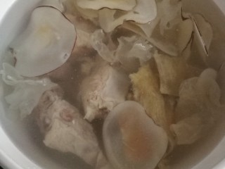 13、#一碗汤# 海底椰龙骨煲鳄鱼肉,所有食材入锅，加冷水。