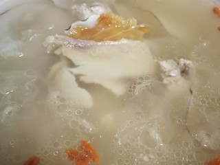 15、#一碗汤# 海底椰龙骨煲鳄鱼肉,烧开后慢慢小火炖，至少两小时。中途可加入枸杞。