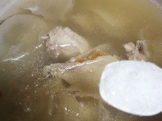 16、#一碗汤# 海底椰龙骨煲鳄鱼肉,起锅前加入适量盐调味。