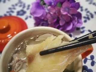 18、#一碗汤# 海底椰龙骨煲鳄鱼肉,喝口鲜美的汤，夹一块鳄鱼肉，虽然鱼肉没什么味道了，但是有点嚼劲哒啊????