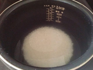 3、#电饭煲# 蔬菜海鲜粥,根据大米多少来加适量清水、放入电饭煲中