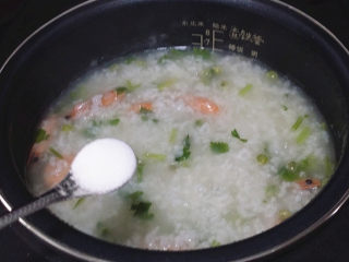 11、#电饭煲# 蔬菜海鲜粥,听到电饭煲音乐响起时，打开上盖加食盐再调味