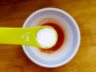 4、百搭西红柿+家庭简易版披萨酱,3. 加入1g食用盐。