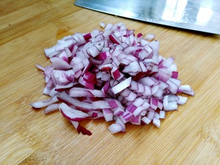 7、百搭西红柿+家庭简易版披萨酱,洋葱切成小丁。