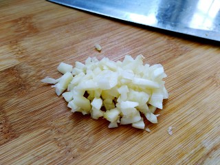 8、百搭西红柿+家庭简易版披萨酱,大蒜切成沫。