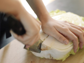 2、制作自家口味的韩式泡菜,在根部切一刀，后面可以很轻松地撕开。