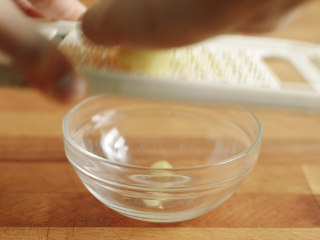 11、制作自家口味的韩式泡菜,接着制作调味料的部分。大拇指大小的生姜磨碎。切丝切粒都可以。