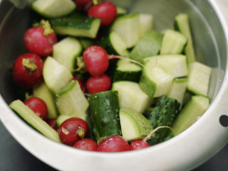 10、制作自家口味的韩式泡菜,同样用盐揉搓，静置30分钟，使其表面出水。