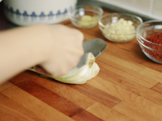 17、制作自家口味的韩式泡菜,把白菜根部脏的部分切掉。