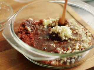 19、制作自家口味的韩式泡菜,加入冷却的糯米糊。拌匀。