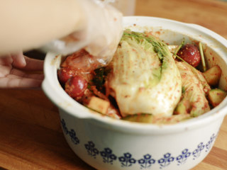 25、制作自家口味的韩式泡菜,把蔬菜填入白菜之间的空隙。