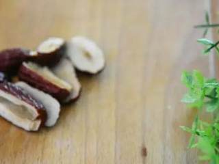 3、【冰糖炖雪梨】小儿润肺止咳的良方,红枣去核备用