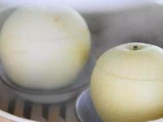 5、【冰糖炖雪梨】小儿润肺止咳的良方,盖上梨盖，移入蒸锅