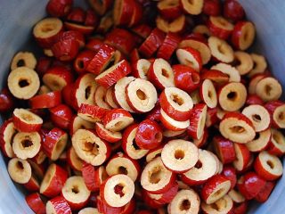 4、蜂蜜红枣蜜-美容养颜圣品,倒入锅中