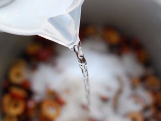 6、蜂蜜红枣蜜-美容养颜圣品,倒入清水