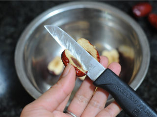 3、红糖甑糕,红枣清洗干净，切开后，将核去掉