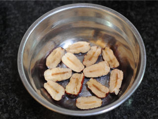 6、红糖甑糕,将去核的红枣在碗底摆出自己喜欢的形状