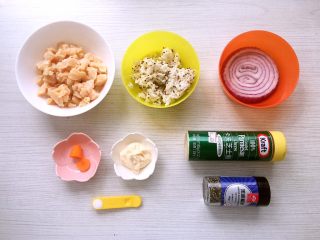 1、奶油鸡肉炖饭,准备好食材