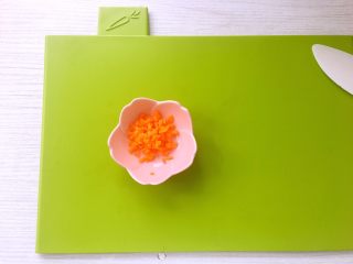 2、奶油鸡肉炖饭,胡萝卜切碎