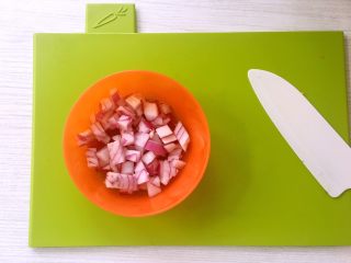 3、奶油鸡肉炖饭,洋葱切碎