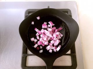 4、奶油鸡肉炖饭,起锅，加入洋葱丁