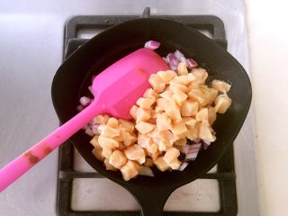 5、奶油鸡肉炖饭,放入鸡腿肉丁