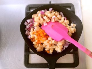 6、奶油鸡肉炖饭,放入胡萝卜碎，用小火炒至香味四溢