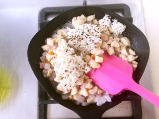 7、奶油鸡肉炖饭,放入米饭（我习惯焖米饭时加入一点其它杂粮，有没有无所谓，看个人喜好）翻炒均匀