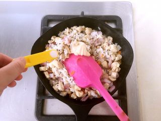 9、奶油鸡肉炖饭,加入适量盐，以小火炒匀，关火起锅