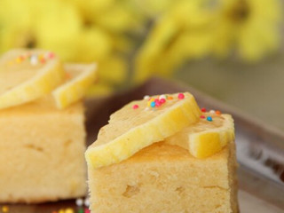 1、柠檬蛋糕,准备比模型稍大的油纸，放入吐司模里,