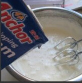 5、柠檬蛋糕,鸡蛋打发后加入淡奶油翻拌至混合均匀