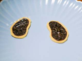 2、小狗烤鲜蔬焗土豆泥 宝宝辅食，牛奶+玉米+毛豆+番茄+马苏里拉奶酪,将画好的耳朵从芝士片上取下来。