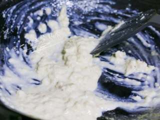 6、小狗烤鲜蔬焗土豆泥 宝宝辅食，牛奶+玉米+毛豆+番茄+马苏里拉奶酪, 炒到面粉微微发黄，将牛奶倒入1/2，搅拌均匀。然后再倒1/2面粉，1/2牛奶。分批加入是为了疙瘩少一点，其实有点疙瘩也没事，烤的时候会化掉。