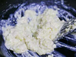 7、小狗烤鲜蔬焗土豆泥 宝宝辅食，牛奶+玉米+毛豆+番茄+马苏里拉奶酪, 白酱做好了，将土豆泥倒入，搅拌均匀。