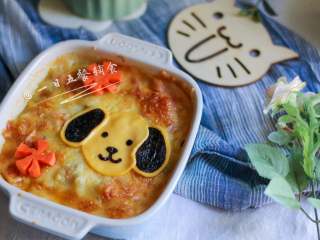 10、小狗烤鲜蔬焗土豆泥 宝宝辅食，牛奶+玉米+毛豆+番茄+马苏里拉奶酪, 拿出来，放上之前做的小狗，随手切了2朵胡萝卜花~