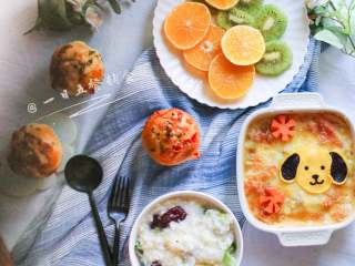 12、小狗烤鲜蔬焗土豆泥 宝宝辅食，牛奶+玉米+毛豆+番茄+马苏里拉奶酪, 搭了一碗红薯红枣西兰花杂粮粥，葱香芝士面包，几片水果。