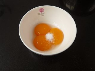 4、金镶玉炒饭,蛋黄放一起加入盐