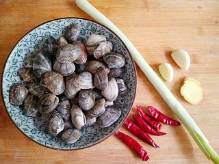 1、酒蒸蛤蜊――快手复刻美味,准备食材。