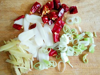 3、酒蒸蛤蜊――快手复刻美味,葱切葱花,蒜切片,姜切丝,干辣椒切段备用。