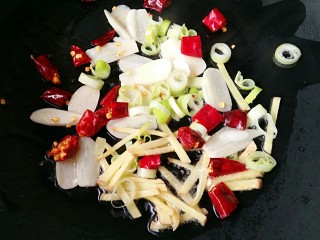 4、酒蒸蛤蜊――快手复刻美味,锅中适量橄榄油烧至7成热,下切好的葱姜蒜,干辣椒爆出香味后关火。