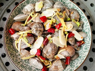 7、酒蒸蛤蜊――快手复刻美味,上锅隔水大火煮开锅后,再蒸5分钟即可。