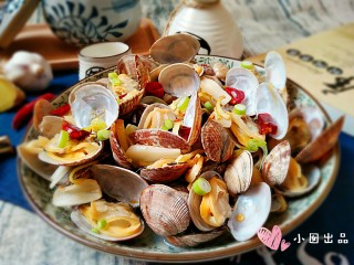 8、酒蒸蛤蜊――快手复刻美味,出锅后可以趁热撒点儿细葱花~