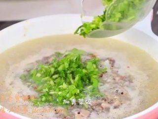 7、藜麦牛肉莲藕羹,煮2分钟加青菜碎。