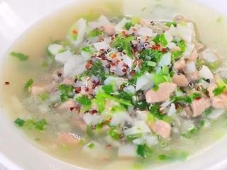 8、藜麦牛肉莲藕羹,30秒后淋水淀粉勾芡，出锅前加少许盐。