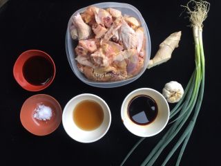 1、红炆鸡块,首先准备所需食材:鸡半只、生姜1块、蒜瓣6-8瓣、葱2根、生抽1勺、鱼露1勺、蚝油1勺、食用盐1/3调味小匙