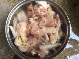 2、红炆鸡块, 将鸡块洗净，洗去血水捞起待用