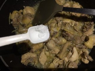 11、红炆鸡块,加入调味匙1/3的食用盐调味